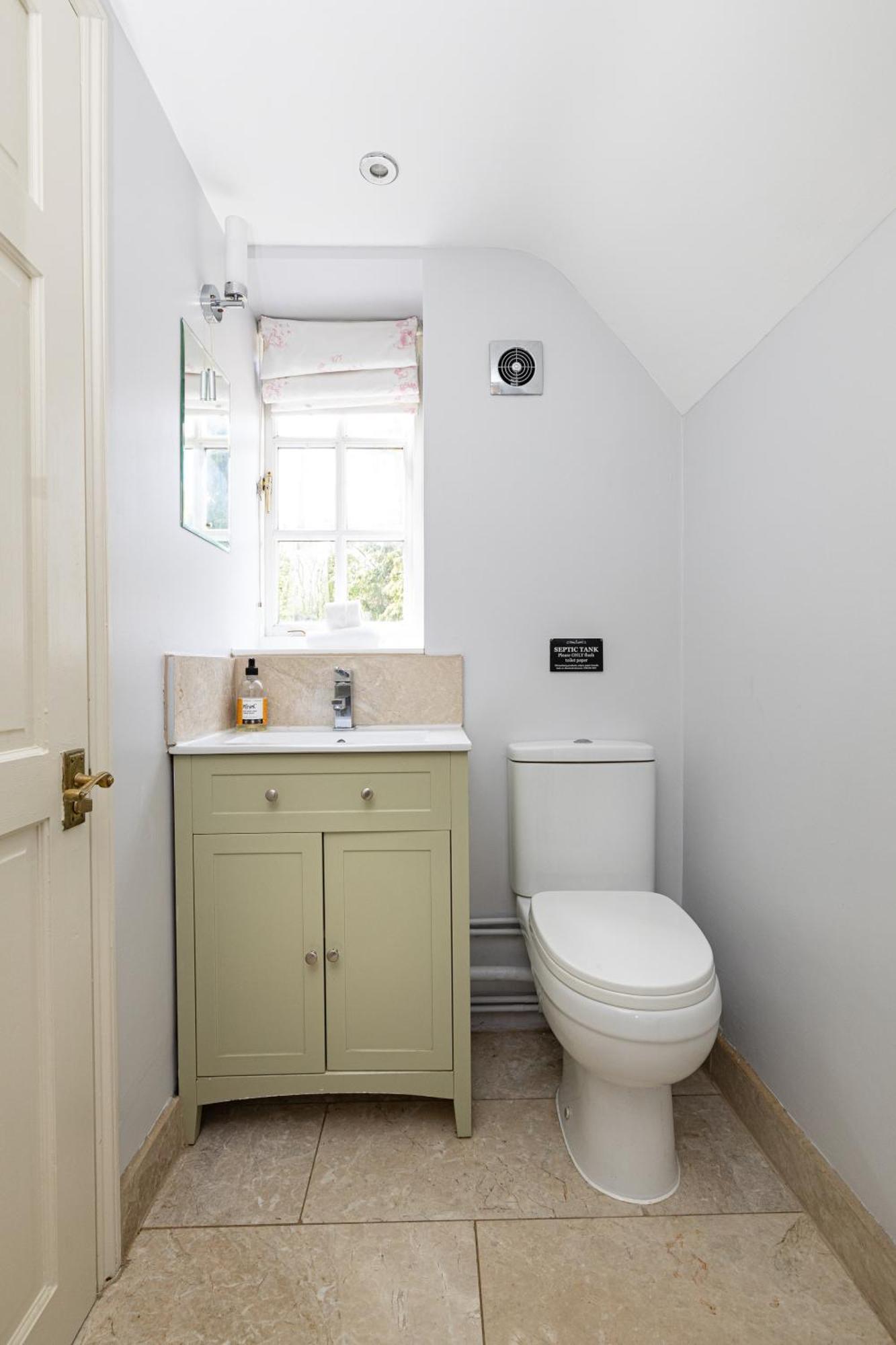The Coach House Beautiful Georgian Apartment Wifi And Parking Near Bath Box  Bagian luar foto